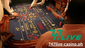 Kung nakapunta ka na sa isang live na casino, malamang na dumaan ka sa isang craps table na napapalibutan ng dose-dosenang mga manlalaro at mga railbird, lahat ay nagpupuri para sa tagabaril at nagdulot ng ilang kaguluhan. Para tamasahin ang lahat, alamin natin kung paano maglaro ng mga dumi sa casino.