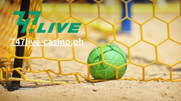 Ang beach handball ay isang team sport kung saan sinubukan ng dalawang koponan ng apat na manlalaro na ihagis ang bola sa goal ng kalaban. Hindi tulad ng karaniwang handball, nilalaro ang beach handball sa mas maliliit na sand court na may mas kaunting mga manlalaro bawat koponan at bahagyang naiiba ang mga panuntunan.